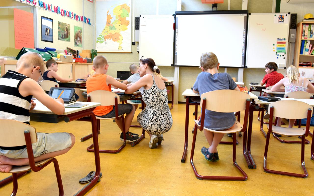 Kinderen en juf in klaslokaal