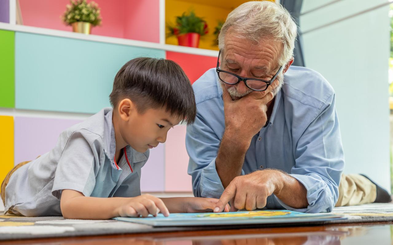 Oudere leraar helpt kind