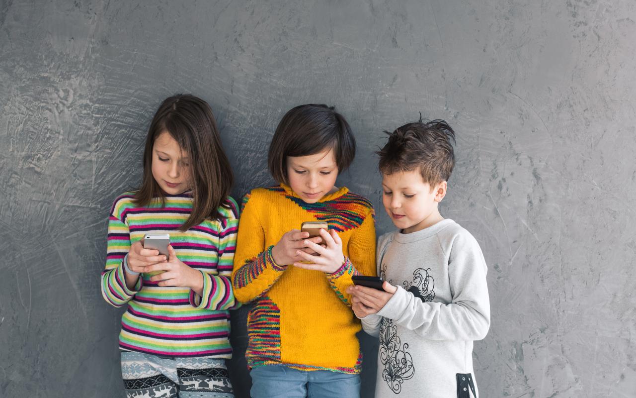 kinderen met smartphone