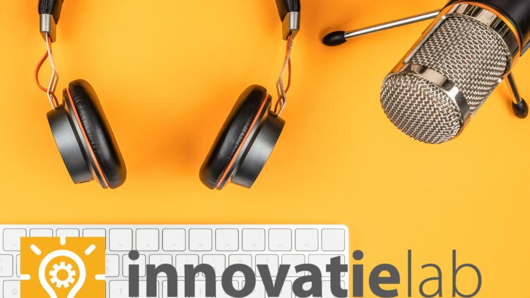 De cover van de podcast van het innovatielab. Je ziet een koptelefoon, microfoon en toetsenbord.