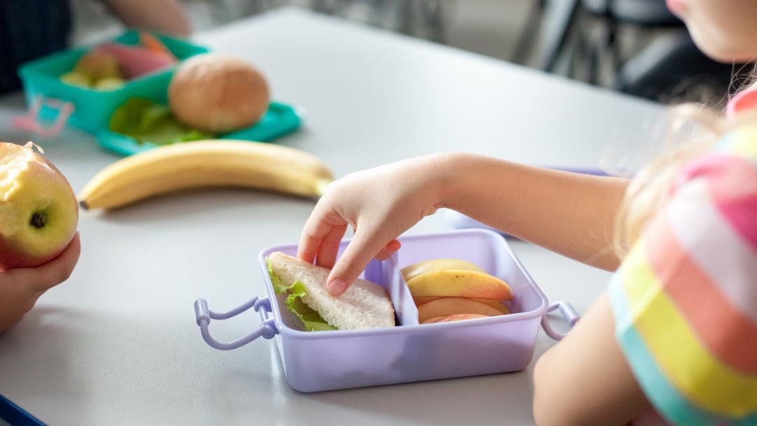 Kind eet uit een broodtrommel op school