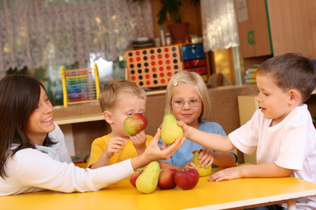 Kinderen in de klas met fruit